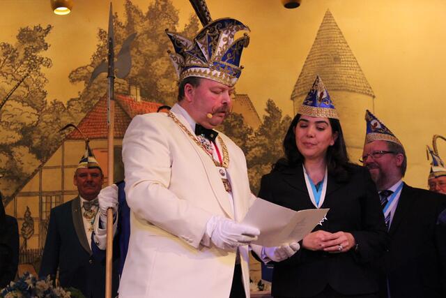 Sitzungspräsident bei der Verlesung der Ernennungsurkunde