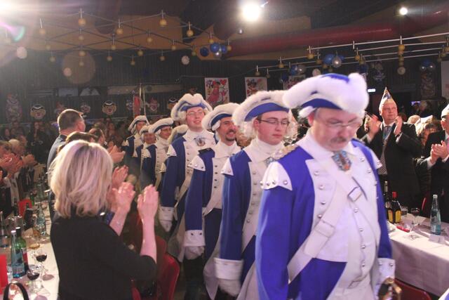 Begleitet u.a. von der Funkengarde