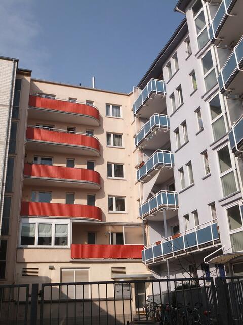 Blick in einen Hinterhof.