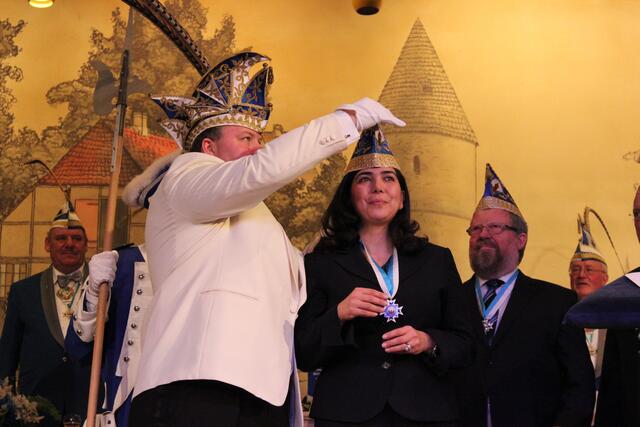 Nach dem Orden bekam Aygül Özkan auch die Senatoren Kappe...