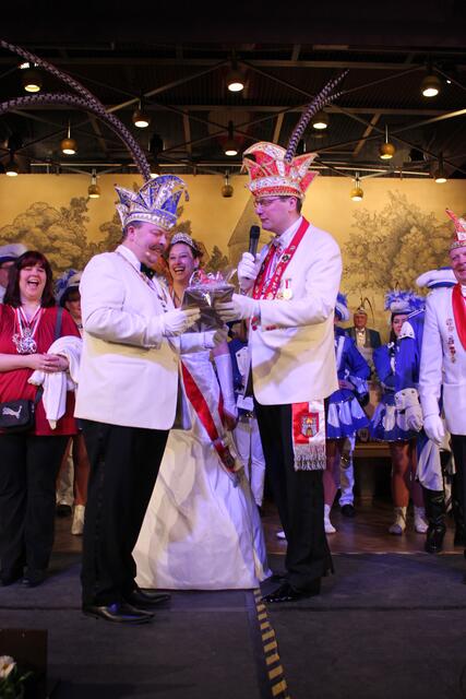 Sitzungspräsident Martin Weber bekam als Geschenk das Bild des Prinzenpaares