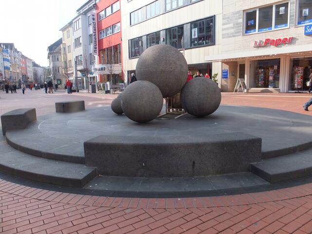 Der Kugelbrunnen. Im Frühjahr ist er wieder aktiv.