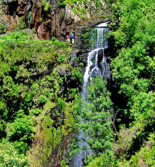 Eine Levada quert einen Wasserfall