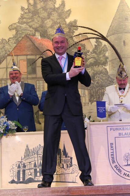 welcher nach seiner Rede eine Flasche Maggi bekam.