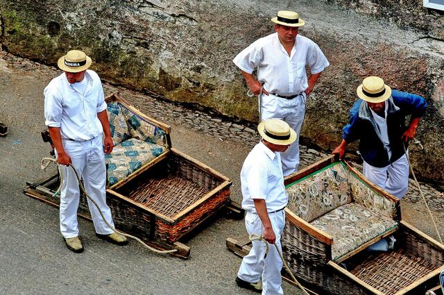 Warten auf Kundschaft in Monte, mit dem Schlitten geht es runter nach Funchal, uraltes Transportmittel