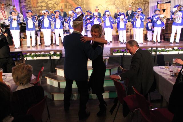 Doris Schröder Köpf legte mit Horst Bufe zu den Klängen des Musikzugs einen Tanz aufs Parkett