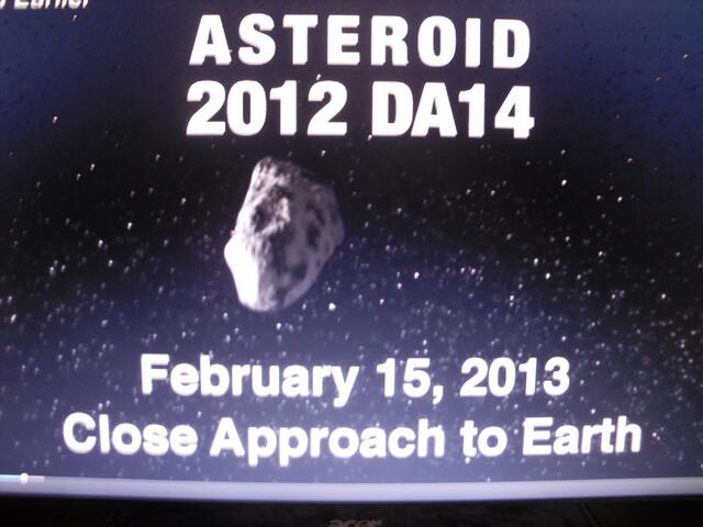 . . . Asteroid "2012 DA 14" rast auf die Erde zu . . .