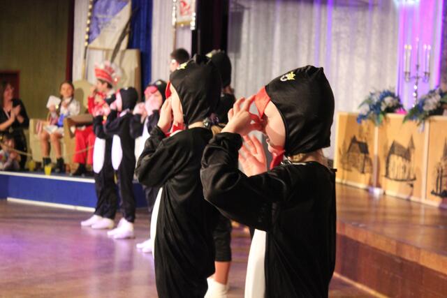 Die Pinguine sind los (showtanz der Kindergarde)