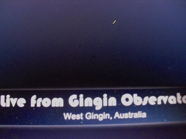 . . . der Asteroid "2012 DA 14", oben als kleiner Streifen, taucht im Objektiv des Observatoriums Gingin, Australien auf . . .