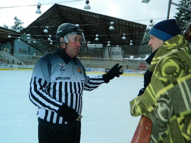 Schiedrichter mit Pinguin-Trainer Hartmann im Gespräch
