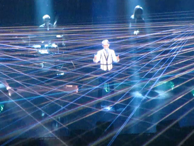 Ben Ivory geht mit einer tollen Lichtshow im Lasergewitter förmlich unter. Sein Song "The Righteous Ones" kommt in der Halle deswegen kaum zur Geltung.