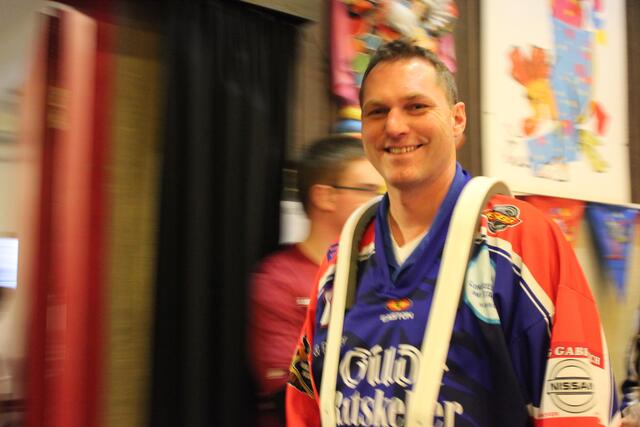 Am Samstag noch im Prinzenkostüm, am Sonntag Trikot der Hannover Indians (Eishockey) Prinz Torsten I.