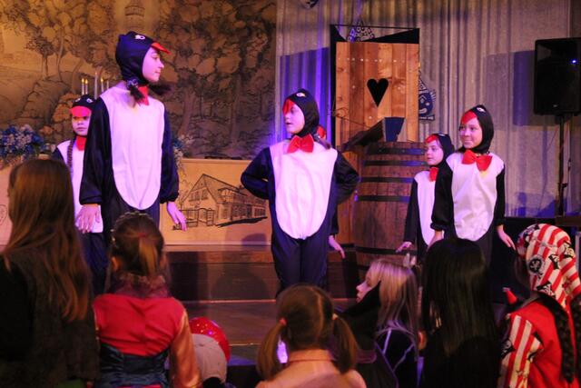 Die Pinguine sind los (showtanz der Kindergarde)