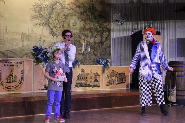 Killian ("Der Checker") mit den Moderatoren Julian und Rainer