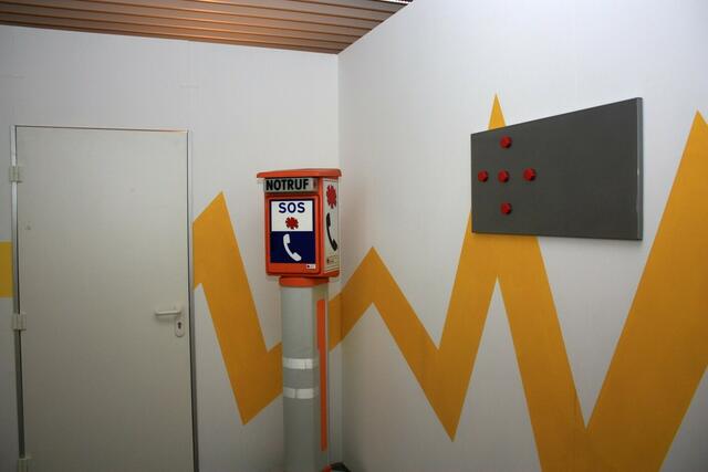 Wenn man nach dem Hören der Gewaltszene den Notruf gewählt hat, kommt man durch diese Tür.