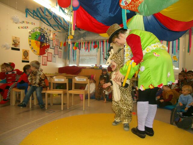 Die stolze Giraffe zeigt was sie kann...