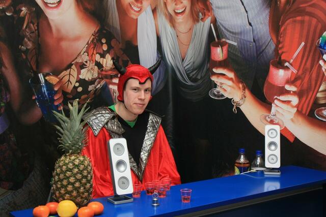 Der Alkoholteufel wartet auf Besucher, die mit ihm übel schmeckende Getränke trinken.