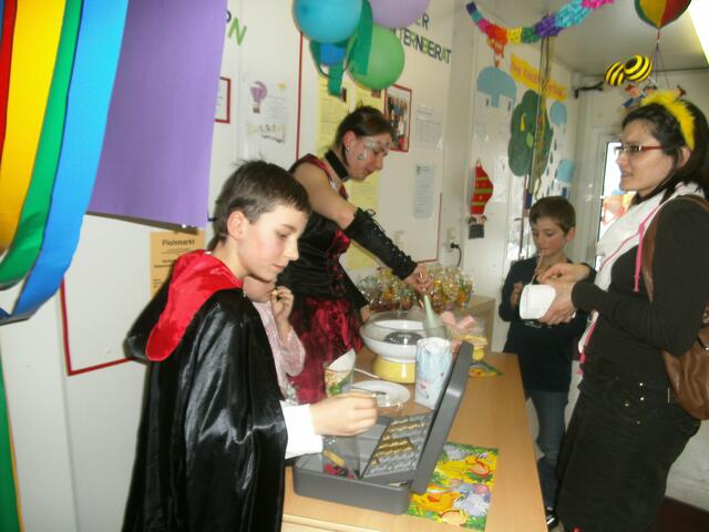 Verkaufsstand mit Zuckerwatte und Popcorn