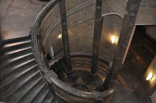 überall Wendeltreppen