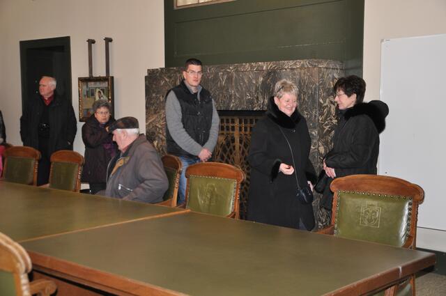 Hinein ins Kaminzimmer - Leider nur Schein als Sein. Kein Kamin funktioniert im Rathaus oder war in Betrieb. Es wurde seinerzeit schon anders geheizt.