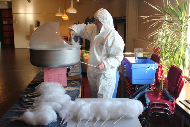 und Zuckerwattenstand