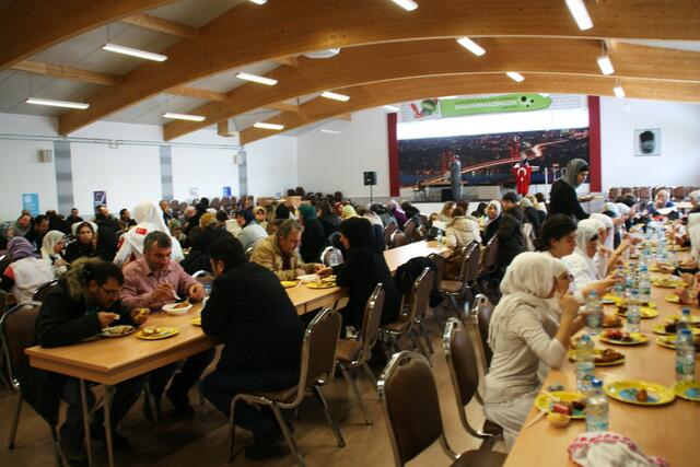 Die Teilnehmer und die Gäste beim essen