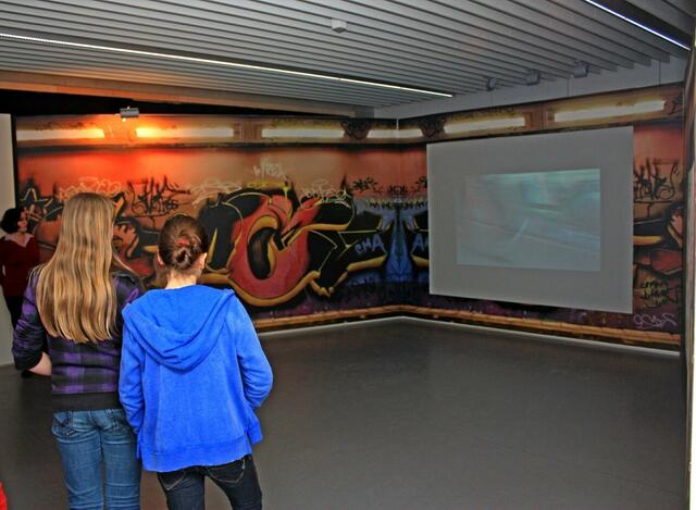 In einer Unterführung sehen die Besucher, wie ein Mädchen verfolgt wird.