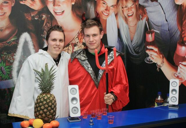 Engel und Teufel zusammen in der Disco