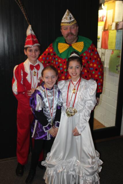 Martin Weber (Präsident der Funkenartillerie Blau Weiß Döhren) und das Kinderprinzenpaar