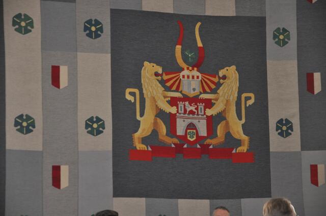 Ein Wandteppich mit dem alten Wappen von Hannover