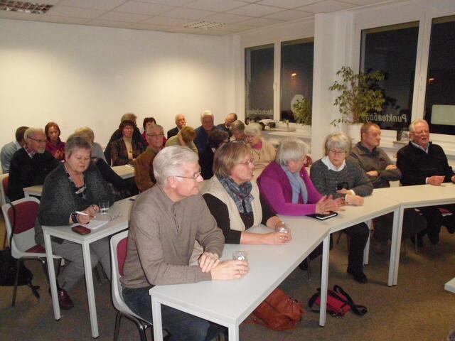 Gespannte Zuhörerunde