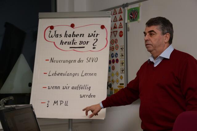 M. Pleiß erläutert den "Fahrplan" der Schulung. | Foto: M. Mommerts