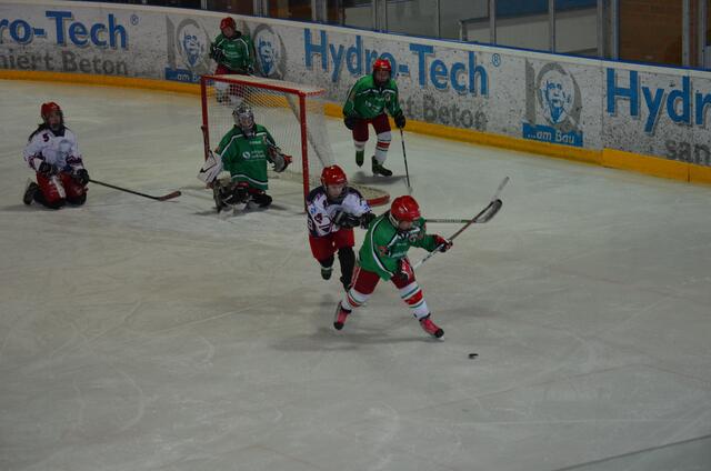 Pinguine müssen Puck aus dem eigenen Drittel bringen