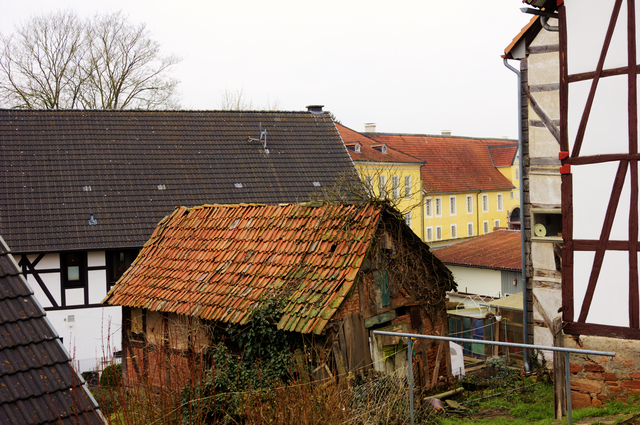 Hinten die Vorderfront von Schloß Bergheim.