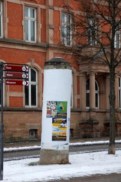Die Litfaßsäule steht heute noch.