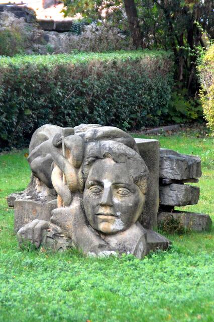 Das Kopfstück der "Herme" steht im Garten der Museumsverwaltung in der Grochlitzer Str. 49. Der Verbleib des Sockels ist noch unklar.