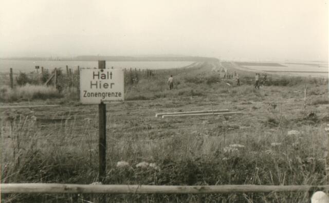 Grenzabschnitt bei Abbenrode. Nur schwach im Hintergrund erkennbar die Harzberge. Derselbe Grenzstreifen ist im zeitlichen Abstand auch auf den beiden nächsten Fotos zu sehen. Weiter vorne liegen zwei der neuen wesentlich höheren Grenzzaunpfähle.