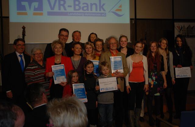 Strahlende Gesichter bei der Vergabe des Sozialpreises der VR-Bank in Landsberg.