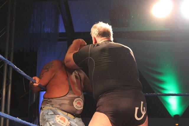 Bushwacker Luke gegen Outlaw Ron Bass