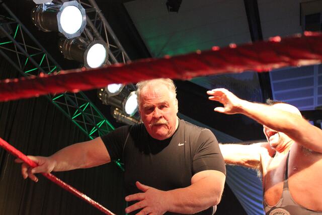 Bushwacker Luke gegen Outlaw Ron Bass