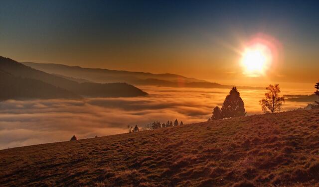 Sonnenuntergang auf dem Etzenbacher Höhenweg, musste wegen der vielen Fotos die ich unbedingt machen musste in der Dunkelheit absteigen.