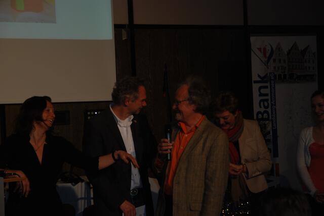 Wolfgang Müller (Mitte) leitet die AG Seniorenbetreuung des IKG im AWO-Zentrum Landsberg.