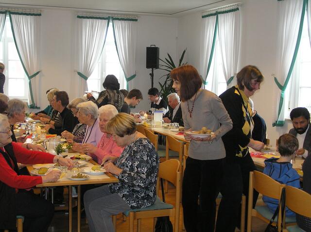 In geselliger Runde - da schmeckt das Essen noch viel besser!