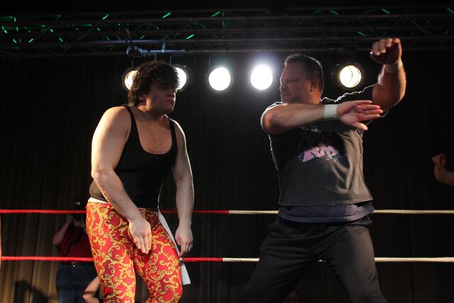 Jerry Sags (ein Teil der Nasty Boys) und Joe Legend vs. Beatings R Us