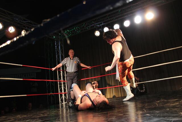 Jerry Sags (ein Teil der Nasty Boys) und Joe Legend vs. Beatings R Us