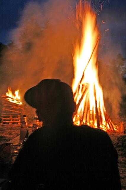 Die Hitze des Feuers hält man nur im gebührenden Abstand aus