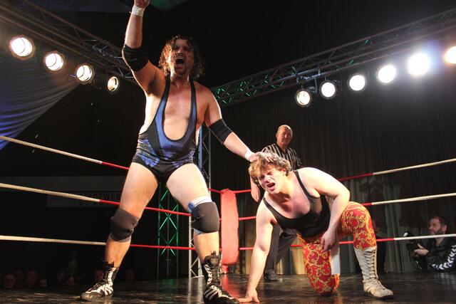 Jerry Sags (ein Teil der Nasty Boys) und Joe Legend vs. Beatings R Us