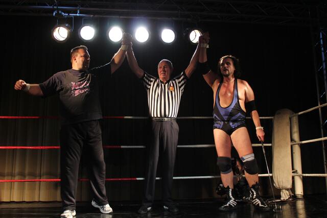 Jerry Sags und Joe Legend besiegen Beatings R Us