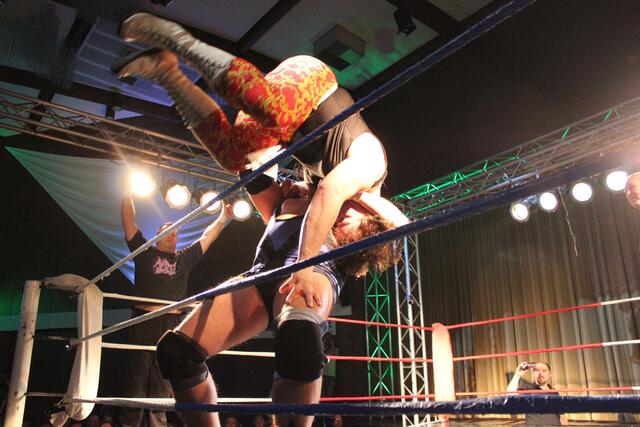 Jerry Sags (ein Teil der Nasty Boys) und Joe Legend vs. Beatings R Us
