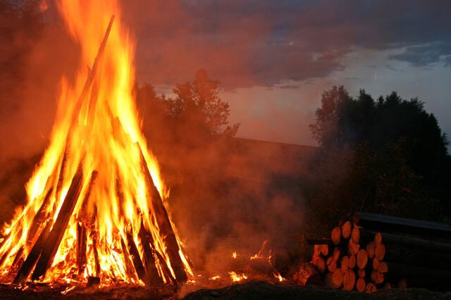 Das Feuer überstrahlt das wenige noch vorhandene Tageslicht